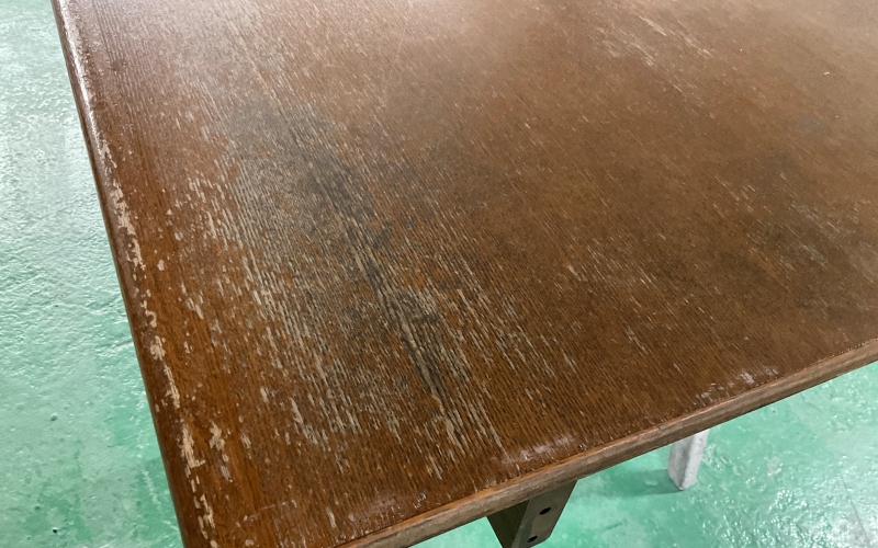 剥離前のテーブル天板　キズ・塗装剥がれのアップ