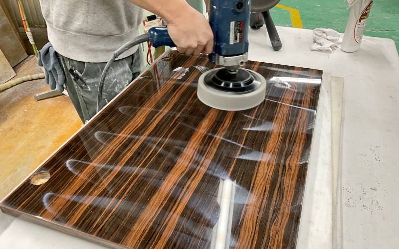 手バフで艶出し作業