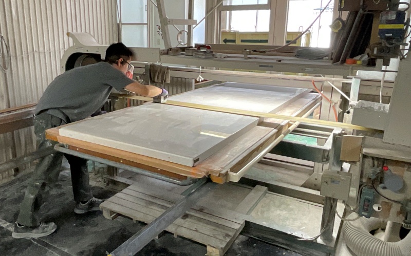 レベルサンダーで当たりきらない部分をベルトサンダーで丁寧に研磨