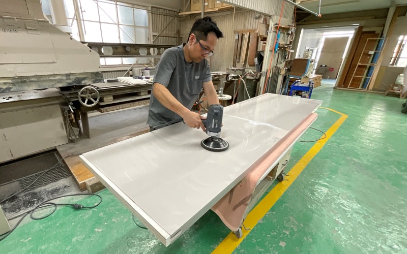 最終工程ポリッシャーで磨き艶出し