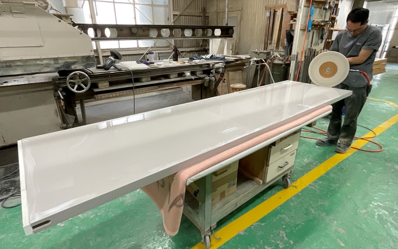 自動バフでは届きにくい部分や細部は手バフを使って研磨