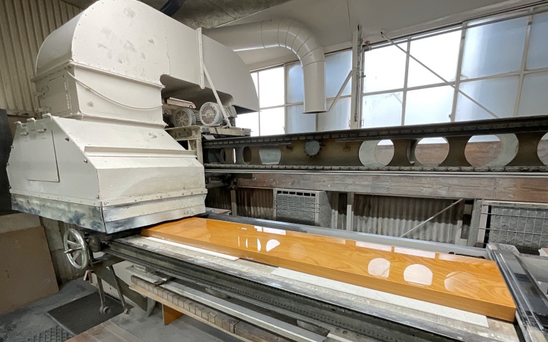 自動バフでの磨き工程