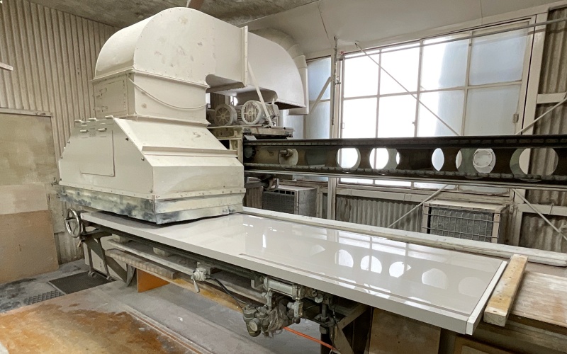 自動バフで広い平面を均一に磨く