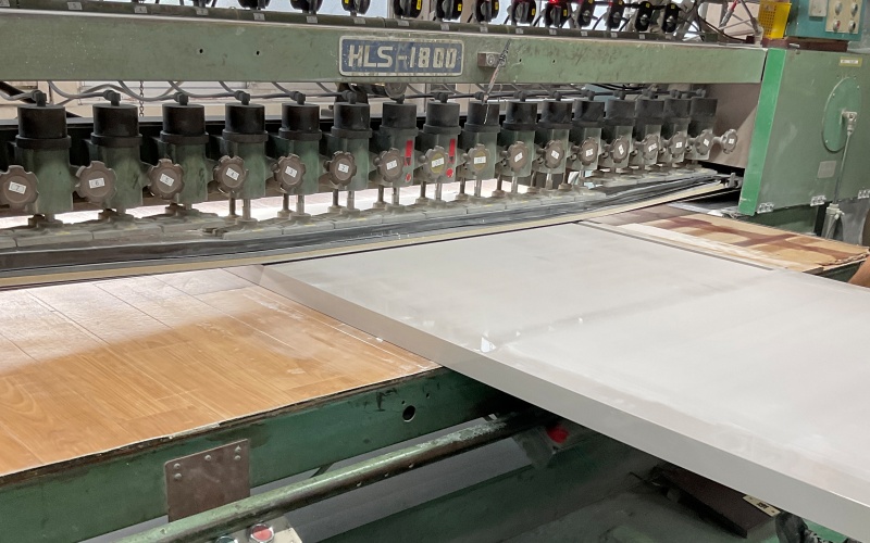 レベルサンダーでペーパーの番手を変えて段階的に研磨