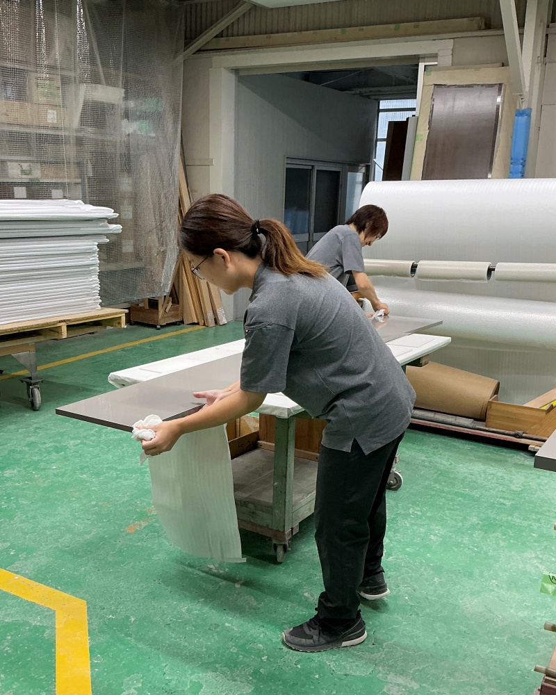 出荷前に、表面の拭き取りと最終確認を行っている様子