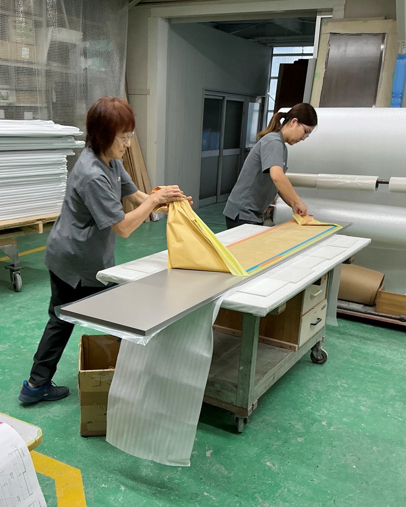 裏面のマスキングをはがし、清掃している様子です。