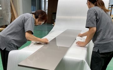 鏡面仕上げパネル出荷準備の様子　隅々までチェック