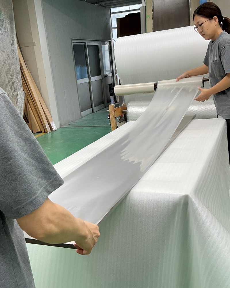 表面保護のため、フィルム貼りを行っている様子