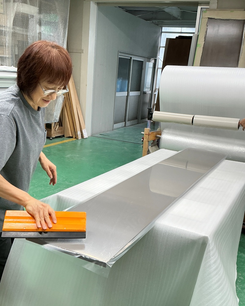 フィルム貼りは、すべて手作業で行っています。