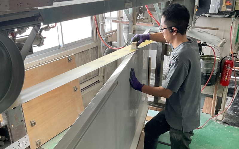 大手張り部分は、形状に合わせて別のベルトサンダーで研磨