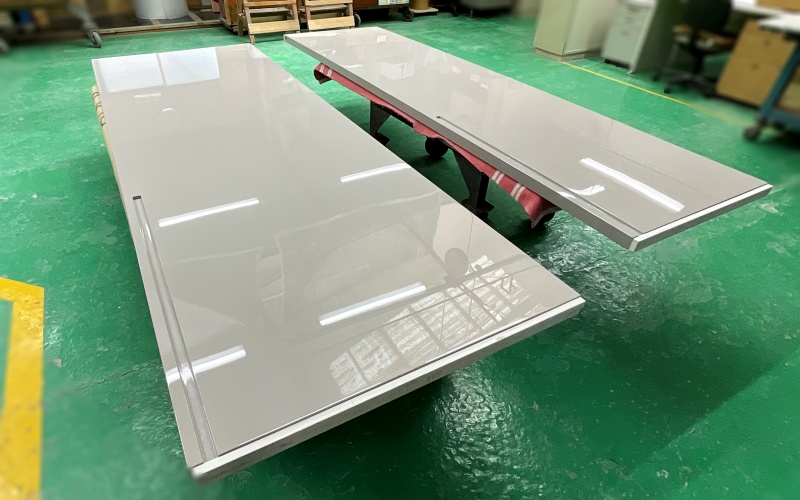 落ち着いた色味と美しい映り込みを備えた上質な仕上がり